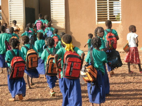 Mädchen auf dem Weg zur Schulklasse
